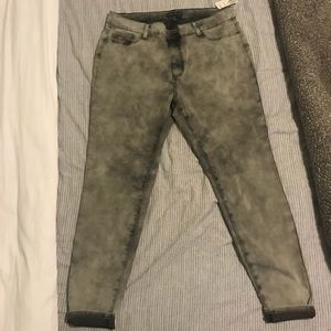 Forever 21 Plus Size (20) Skinny Jeans.